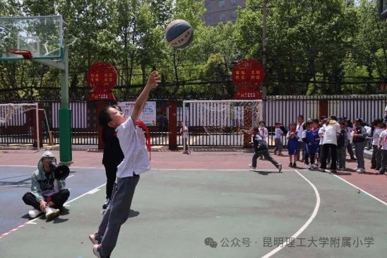 老年人打篮球时应如何进行适当的力量训练?_1
